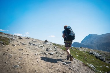 turist Besseggen cephedeki Jotunheimen Milli Parkı, Norveç'te hiking