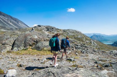 yürüyüşçüler Jotunheimen Milli Parkı, Norveç'te Besseggen sırt üzerinde yürüme çift