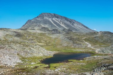 Besseggen ridge Jotunheimen Milli Parkı, Norveç'te küçük göl ile