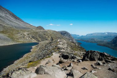 insanlar üzerinde Gjende Gölü Jotunheimen Milli Parkı, Norveç'te Besseggen sırtta hiking 