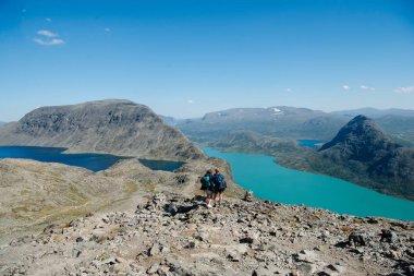 yürüyüşçüler Besseggen sırtta Jotunheimen Milli Parkı, Norveç'te Gjende göl üzerinde yürüme çift