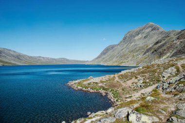 manzara ile Gjende Gölü, Besseggen sırtı, Jotunheimen Milli Parkı, Norveç