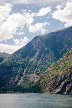 dev dağlarla ve sakin suların fiyort, Aurlandsfjord, Flam (Aurlandsfjorden), Norveç