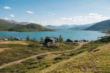 Gjende Gölü, Besseggen sırtı, Jotunheimen Milli Parkı, Norveç rahat köyde ahşap binalar