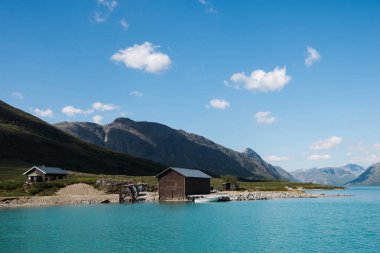 binaların kıyısında görkemli Gjende Gölü, Besseggen sırtı, Jotunheimen Milli Parkı, Norveç