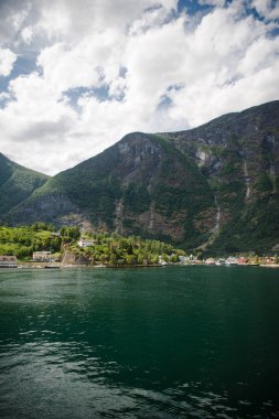 Aurlandsfjord, Flam, Norveç - 27 Temmuz, 2018: rahat köyü Aurlandsfjord (Aurlandsfjorden), Norveç, Flam binalarda