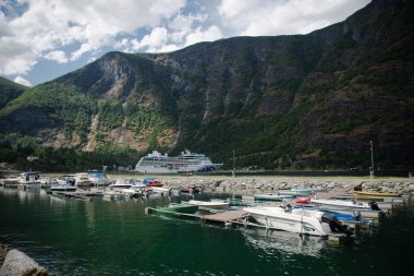 Aurlandsfjord, Flam, Norveç - 27 Temmuz, 2018: tekne demirlemiş liman ve güzel dağlar Aurlandsfjord, Flam (Aurlandsfjorden), Norveç