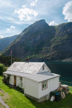 Aurlandsfjord, Flam, Norveç - 27 Temmuz, 2018: yüksek açılı görünüş rahat Beyaz Saray ve görkemli Dağları Aurlandsfjord, Flam (Aurlandsfjorden), Norveç