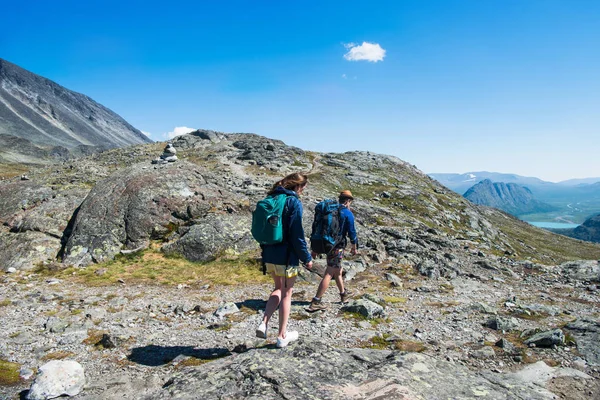 Couple Hikers Walking Besseggen Ridge Jotunheimen National Park Norway — Free Stock Photo