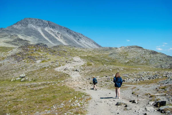 Pareja Excursionistas Caminando Por Sendero Cresta Besseggen Parque Nacional Jotunheimen —  Fotos de Stock