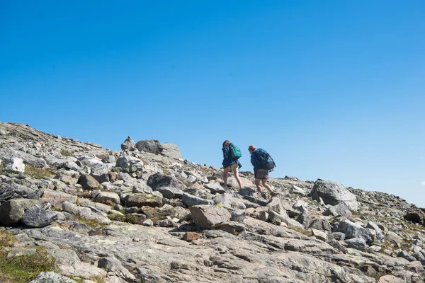 Senderismo Pareja Besseggen Ridge Parque Nacional Jotunheimen Noruega — Foto de Stock