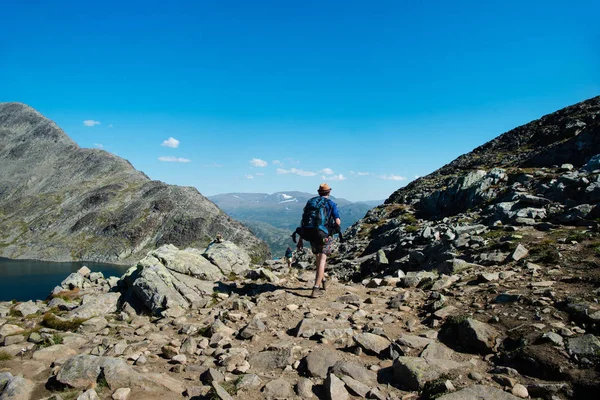 Casal Caminhadas Cordilheira Besseggen Parque Nacional Jotunheimen Noruega — Fotografia de Stock