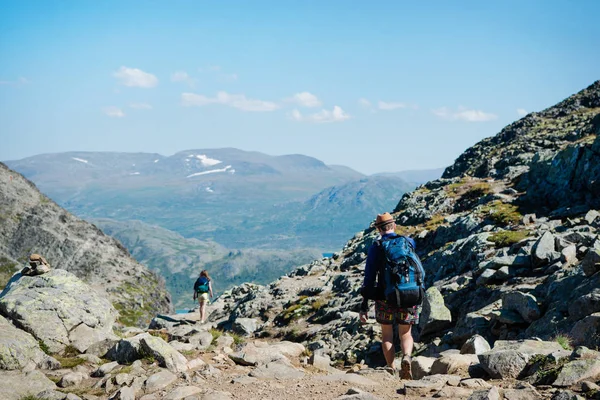 Casal Caminhadas Cordilheira Besseggen Parque Nacional Jotunheimen Noruega — Fotografia de Stock