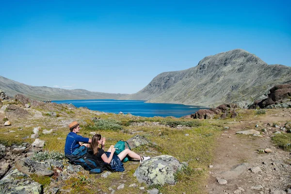 Két Túrázók Nyugvó Besseggen Ridge Több Mint Gjende Jotunheimen Nemzeti — Stock Fotó