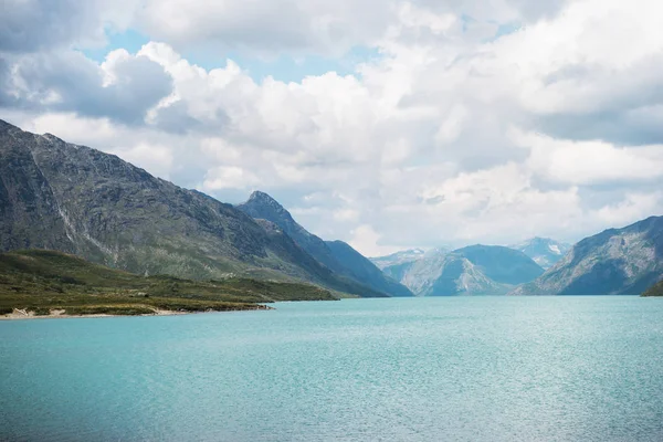 Nádherná Krajina Jezerem Gjende Hřeben Besseggen Zahrnuje Národní Park Jotunheimen — Stock fotografie