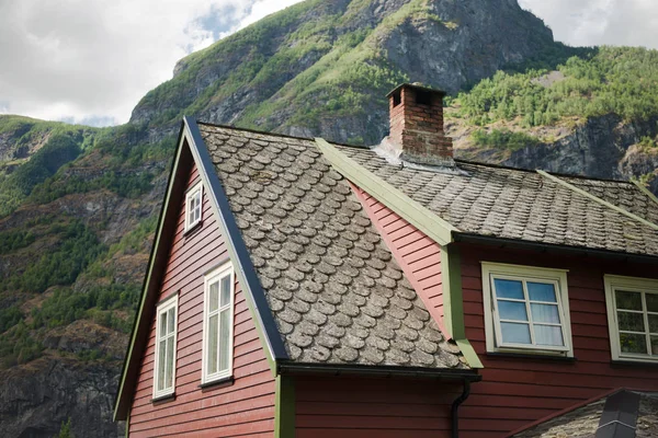 Lav Vinkel Udsigt Smukke Træhus Flam Landsby Majestætiske Bjerge Aurlandsfjord - Stock-foto