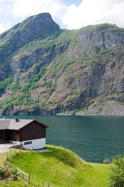 Útulný Dřevěný Dům Pobřeží Krásných Aurlandsfjord Flam Aurlandsfjorden Norsko — Stock fotografie zdarma