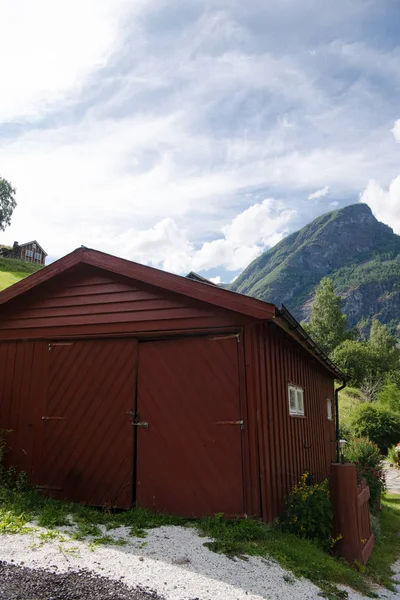 棕色木谷仓和美丽的山在后面 Aurlandsfjord Aurlandsfjorden — 免费的图库照片