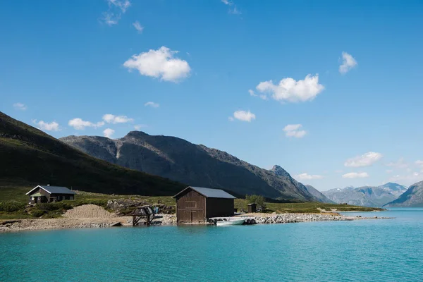 Budynki Wybrzeżu Majestatyczne Jezioro Sognefjordem Grani Besseggen Park Narodowy Jotunheimen — Zdjęcie stockowe