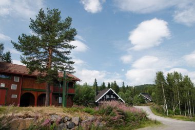 Trysil, Norveç - 26 Temmuz 2018: yaşam evleri en büyük Kayak, bulutlu mavi gökyüzü altında çare Trysil Norveç'te