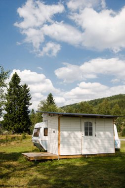 Trysil, Norveç - 26 Temmuz 2018: orman ve dağlar, en büyük Kayak resort tryisl Norveç'te yakınındaki Park edilmiş römork 