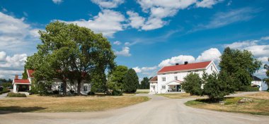 Hamar,: Hedmark, Norveç - 26 Temmuz 2018: yaşam evleri ve ağaçlar bulutlu mavi gökyüzü altında