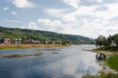 yeşil hill, Trysil, Norveç'in en büyük Kayak Merkezi ile nehir kıyısında binaların uzak görünümü 