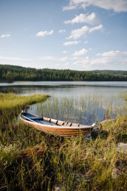 lake forest Trysil, Norveç'in en büyük kayak merkezinde önünde yakınındaki ahşap tekne 