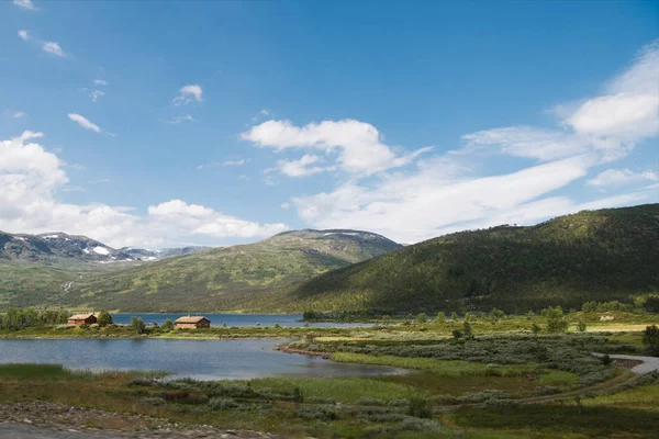 Hallingskarvet 国家公园 蓝天下的建筑和绿色山脉的遥远景色 — 图库照片
