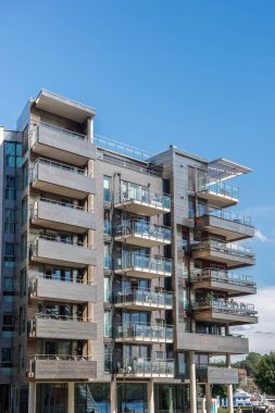 Oslo, Norveç - 28 Temmuz, 2018: balkonlu modern bina güneşli gün, Aker Brygge bölgesi, Oslo, Norveç
