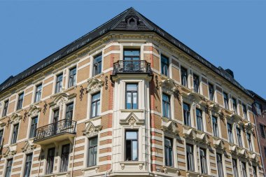 düşük açılı görünümü güzel eski bina balkonlu ve dekoratif öğeler mavi gökyüzü, oslo, Norveç