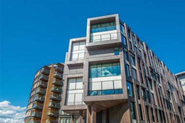 Aker Brygge bölgesi, Oslo, mavi gökyüzü güzel modern evlerin düşük açılı görünüş 