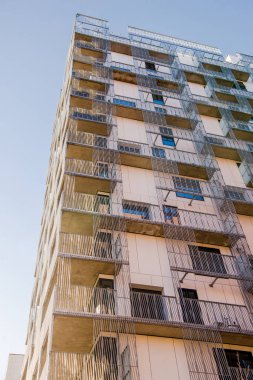 Balkonlu ve barkod bölge, Oslo gökyüzüne karşı windows modern binanın düşük açılı görünüş 
