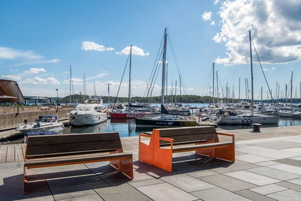 Oslo Norway July 2018 Empty Wooden Benches Embankment Moored Boats — Stock Photo, Image