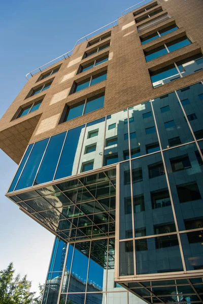 Niedriger Winkel Blick Auf Schöne Moderne Gebäude Vor Blauem Himmel Stockbild