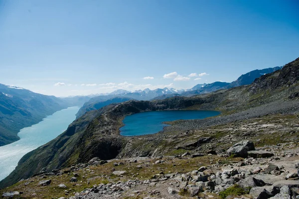 Besseggen cridge sobre el lago Gjende en el Parque Nacional Jotunheimen, Noruega - foto de stock