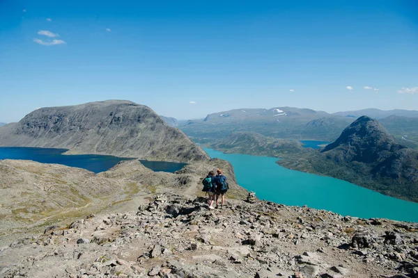Wanderpaar auf besseggen grat über gjende see im jotunheimen nationalpark, norwegen — Stockfoto