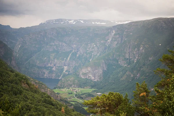 Vista a Aurlandsfjord desde el mirador de Stegastein, Aurland, Noruega - foto de stock