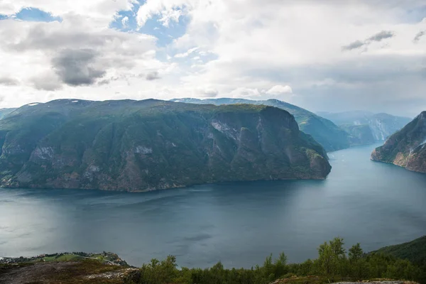 Vista panorámica del mar y el fiordo de Aurlandsfjord desde el mirador Stegastein, Aurland, Noruega - foto de stock