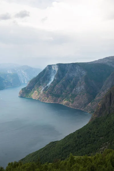 Bela paisagem com mar e Aurlandsfjord do ponto de vista Stegastein, Aurland, Noruega — Stock Photo