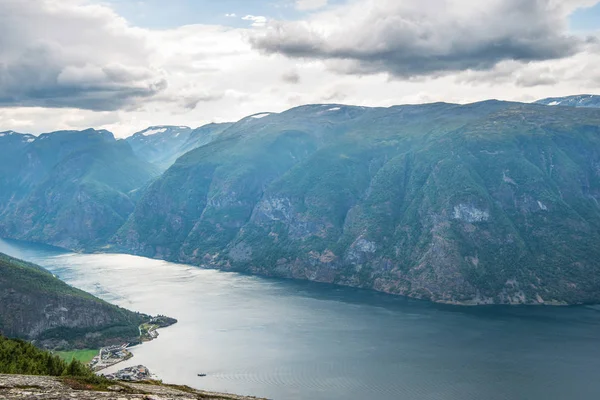 Majestosa paisagem com mar e Aurlandsfjord do ponto de vista Stegastein, Aurland, Noruega — Stock Photo