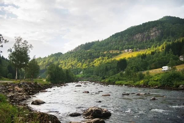 Paysage pittoresque avec rivière de montagne à Gudvangen, Neirofjord, Norvège — Photo de stock