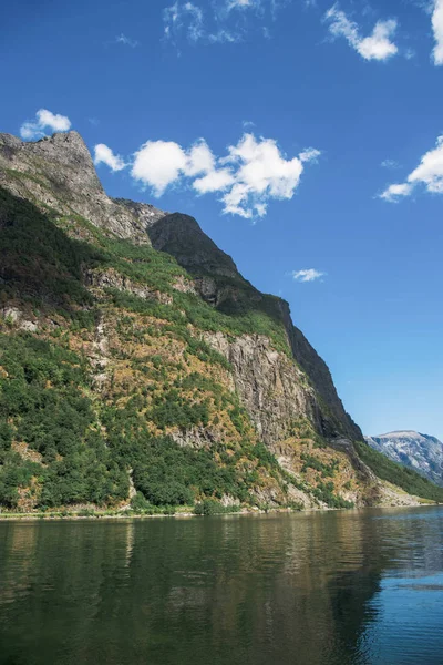 Lac et montagnes pittoresques à Gudvangen, Neirofjord, Norvège — Photo de stock