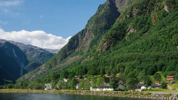 Lago y montañas verdes en Gudvangen, Neirofjord, Noruega - foto de stock