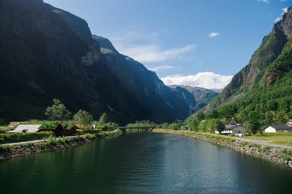 Bellissimo lago e montagne verdi a Gudvangen, Neirofjord, Norvegia — Foto stock