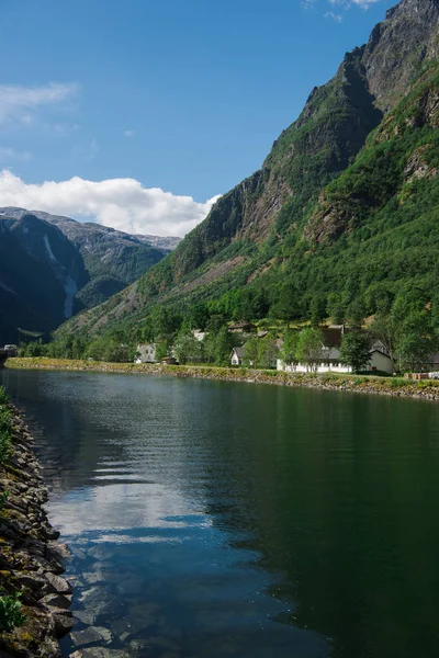 Magnifique lac et montagnes à Gudvangen, Neirofjord, Norvège — Photo de stock
