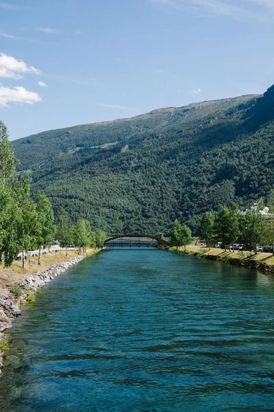 Beau paysage avec montagnes et fjord majestueux, Gudvangen, Neirofjord, Norvège — Photo de stock