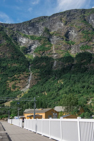 Casas y puente en Flam pueblo cerca de hermosas montañas, Aurlandsfjord (Aurlandsfjorden), Noruega - foto de stock