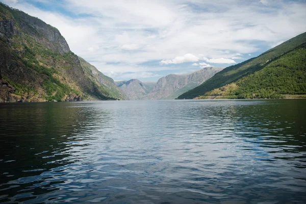 Bela paisagem com majestosas montanhas e águas calmas de Aurlandsfjord, Flam (Aurlandsfjorden), Noruega — Fotografia de Stock