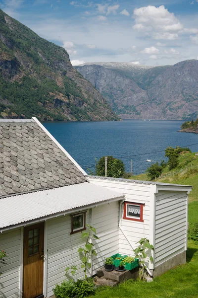 Затишні дерев'яні Білий дім і величний пейзаж у Gudvangen, Naeroyfjord, Норвегія — стокове фото